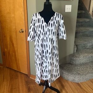 Casual Black and White V-Neck Midi Dress